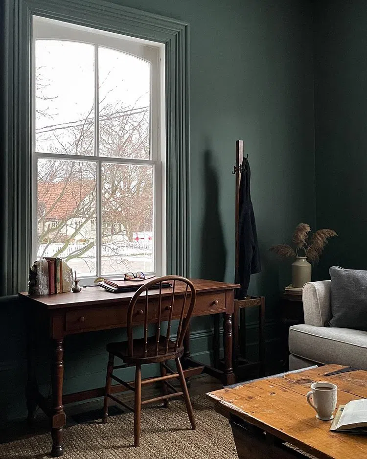 Викторианский интерьер с зеленым Farrow and Ball Green Smoke