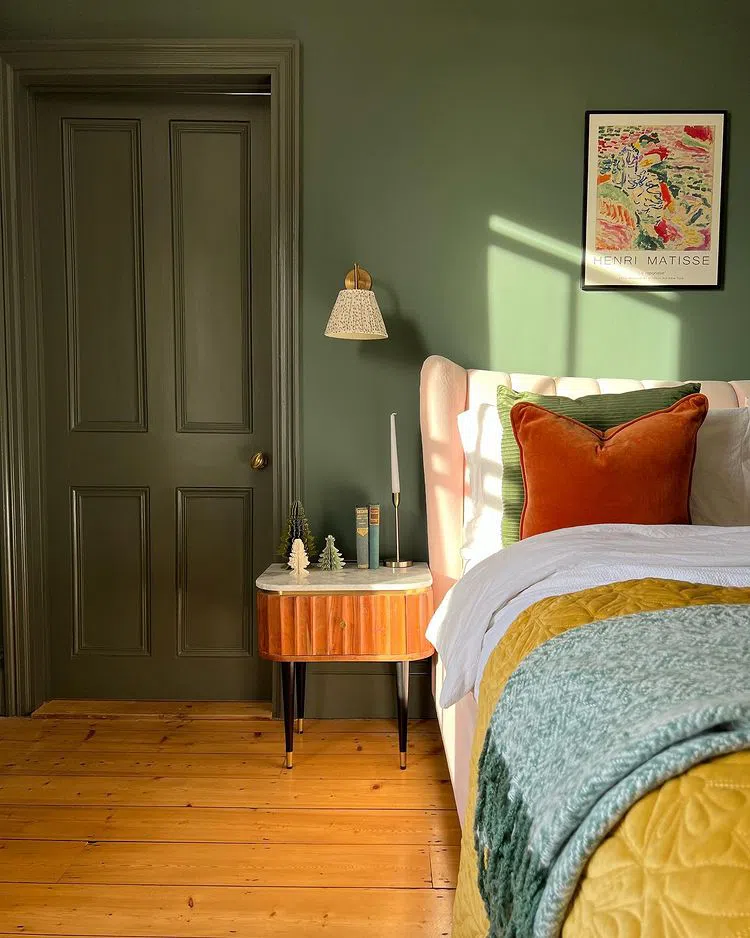 Яркая спальная бохо с краской Green Smoke Farrow and Ball 47