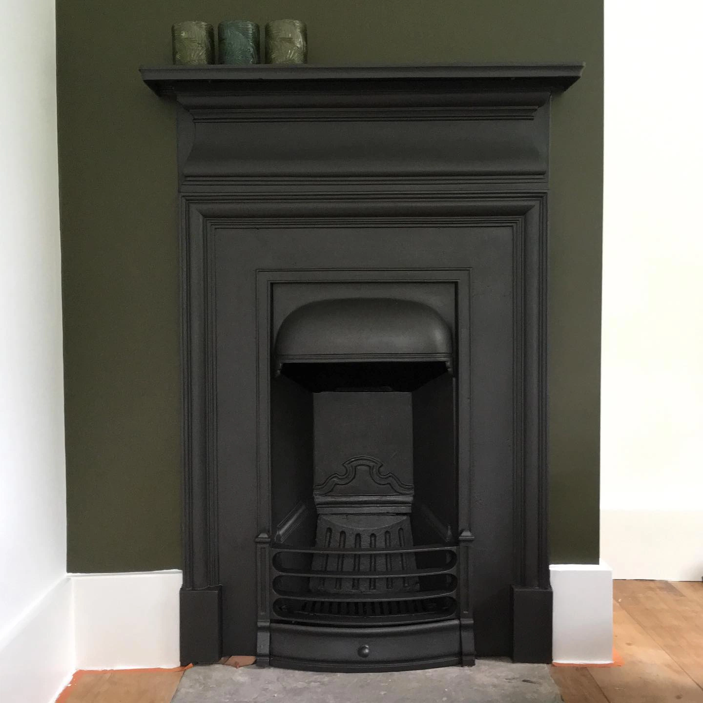 Пример интерьера с зелеными стенами Little Greene Invisible Green